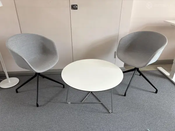 Pyörivät tuolit (HAY About A Chair AAC 21) + pöytä (HAY Bella Coffee Table) (nro 509) tila 3. krs 3