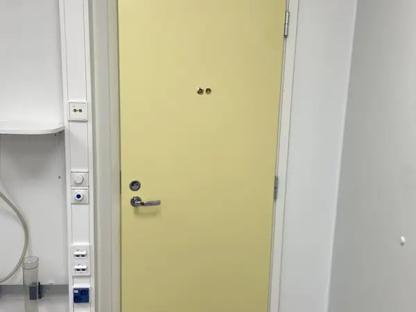 Äänieristysovi (nro 76) tila E2 Kipupoliklinikka 087