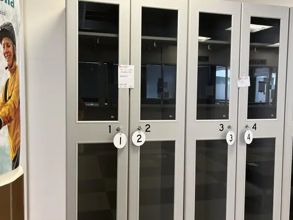 Pukukaapit 2 kpl (nro 39) tila E2 Aula Aula