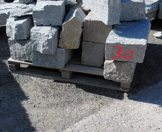 Kurun harmaata graniittia ns. "RÄÄPPIKIVEÄ" Erä 30 eurolavalla