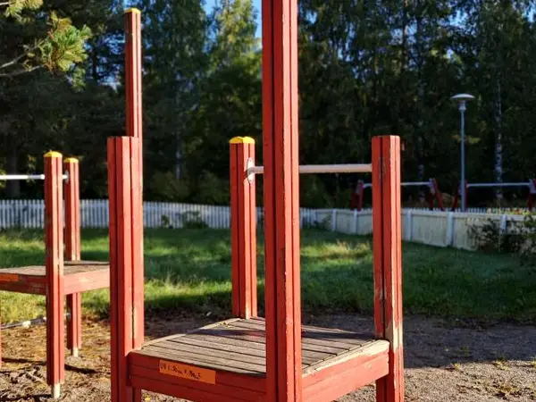 Ulkoleikkipuiston puinen kiipeilytaso U8