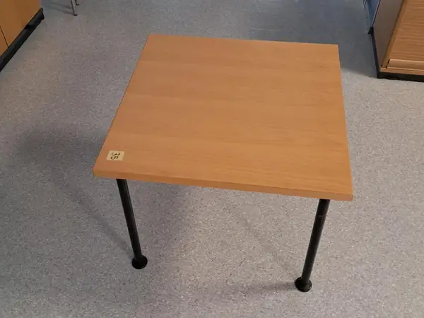 pieni pöytä