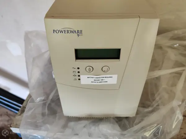 Powerware 9120 (PW9120) -sarjan keskeytymätön virransyöttö eli UPS-laite. nro UV3 38