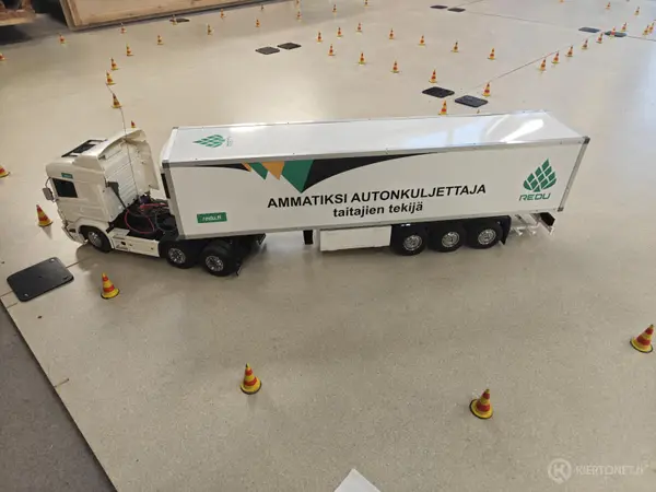 Radio-ohjattava puoliperävaunu