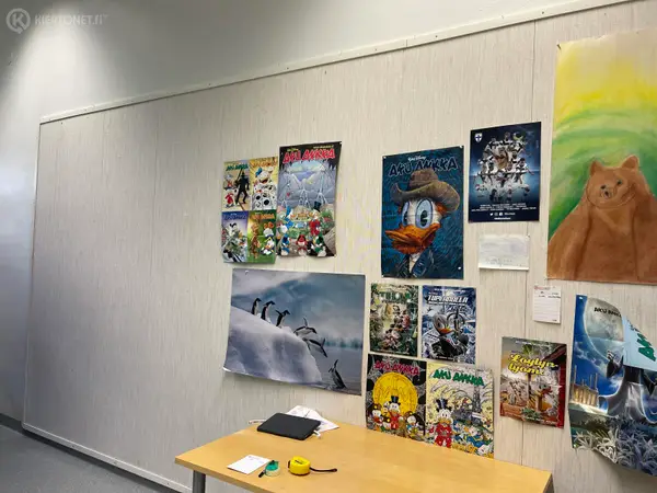 Suuri ilmoitustaulu (nro 85) tila K1 Musaluokka