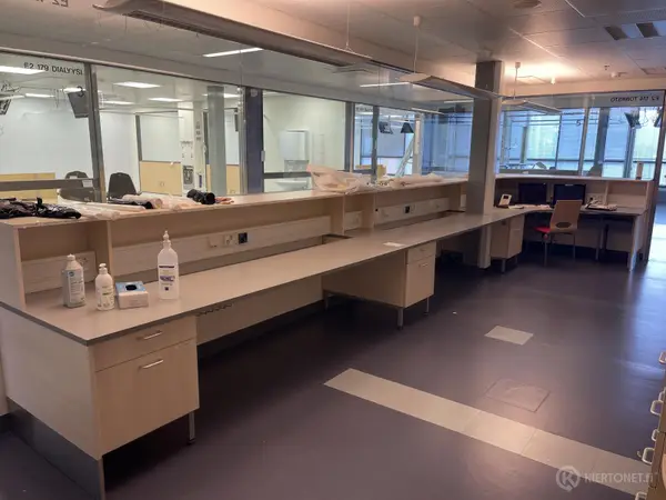 Toimiston pöytälinjasto (nro 109) tila E2 Dialyysi 174