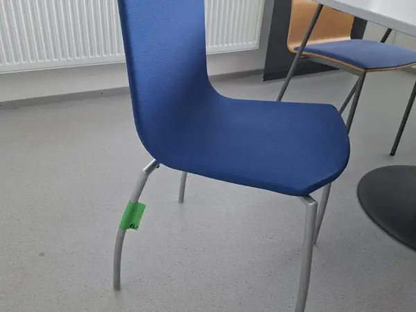 Siniset ruokapöydäntuolit