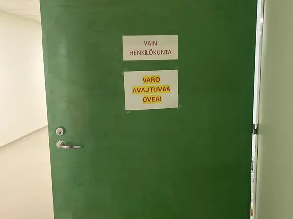 Ovi (nro 424) tila E1 Röntgen Odotus 1