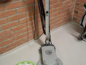 Ammattikäyttöön tarkoitettu lattian hoitokone NUMATIC LOline 415