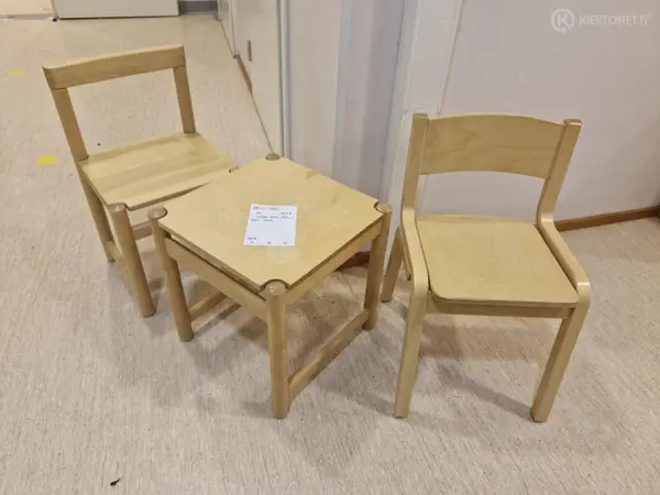 Lasten tuolit 2kpl ja pieni pöytä (nro 240) tila 1. Aula 5