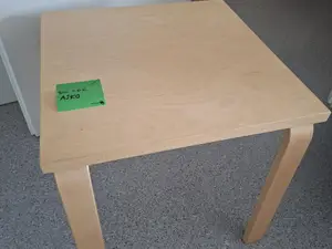 Pieni sivupöytä
