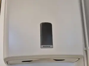 Paperi-, saippua- ja roskistelineet (nro 126) tila S1 111