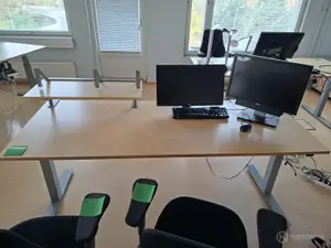Sähköpöytä telineellä