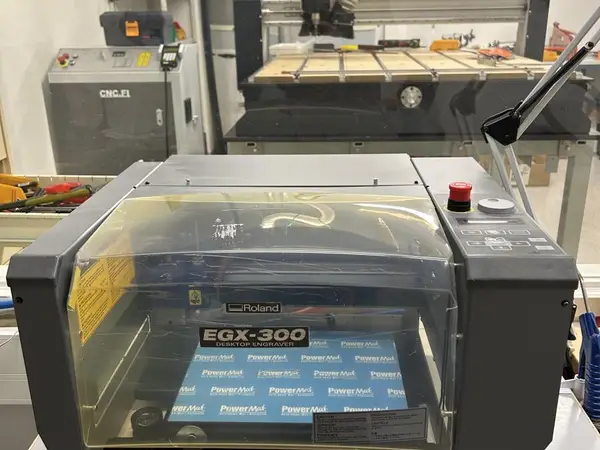 Roland EGX-300 on työpöytämallin digitaalinen kaiverrus- ja jyrsintäkone