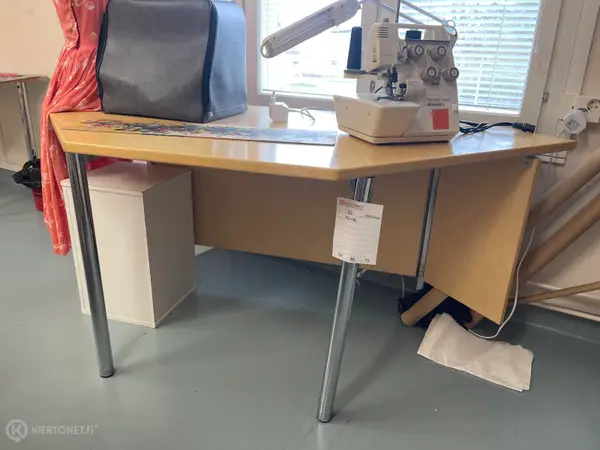 Pöytä (nro 32) tila K2 Tekstiililuokka