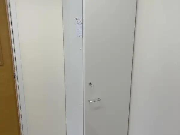 Vaatekaappi (nro 125) tila F2 Yhtymähallinto 017