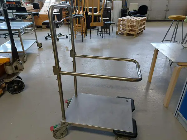 Monitoimivaunu Metos rosteri