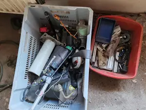 Sekalaista tarviketta laatikossa. nro UV3 30