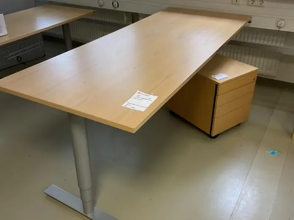 ISKU SÄHKÖPÖYTÄ + LAATIKOSTO (nro 331) tila E2 Kipupoliklinikka 166