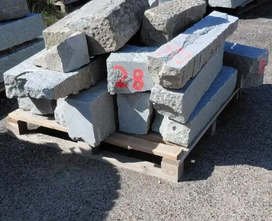 Kurun harmaata graniittia ns. "RÄÄPPIKIVEÄ" Erä 28 eurolavalla