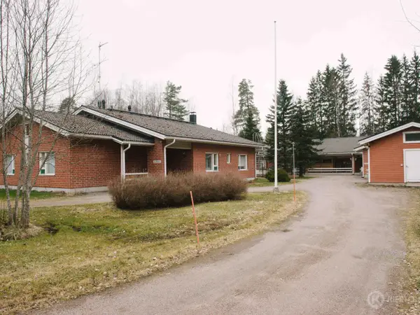 Jelppilä, Ryttylä: kaksi asuinrakennusta ja varasto, yhteensä 881 m²