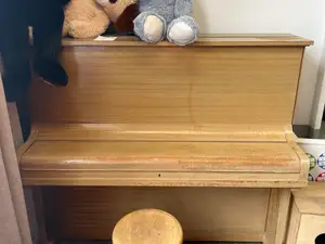 Piano + Jakkara (nro 69) tila K1 Musaluokka