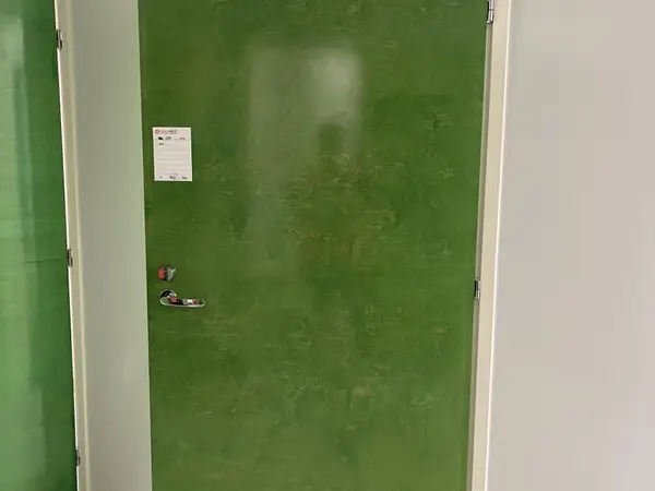 Ovi (nro 297) tila E1 Röntgen 143
