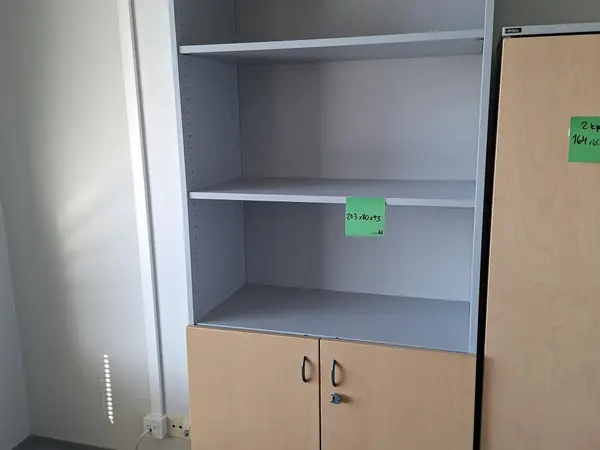 Lukittava Isku kirjahylly