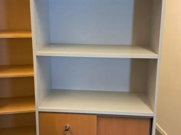 Liukuovihyllykaappi (nro 32/45)