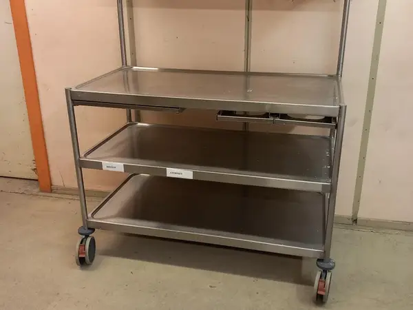 Iso astioiden palautuskärry