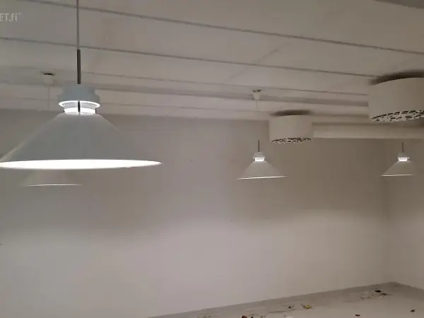 Riippuvalaisimet 12kpl sekä seinävalaisimet V1