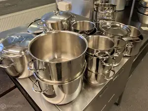 Erä eri kokoisia teräskattiloita