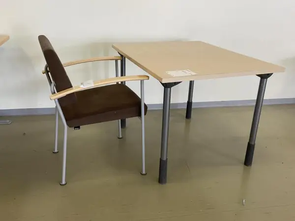 Pöytä + Tuoli (nro 16) tila E2 Aula Odotus