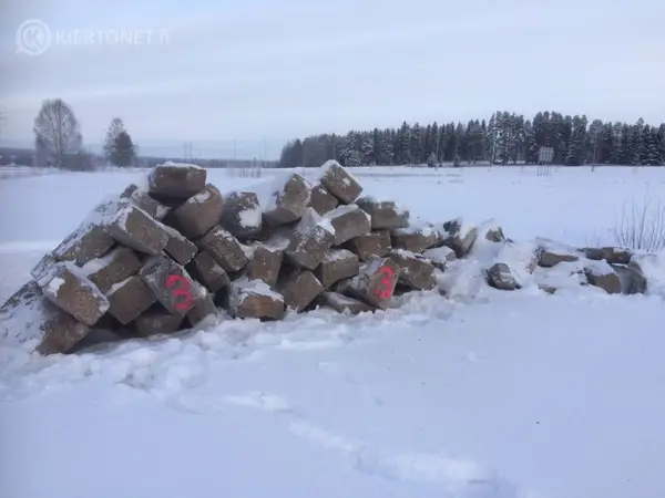 Graniittiset sokkelikivet