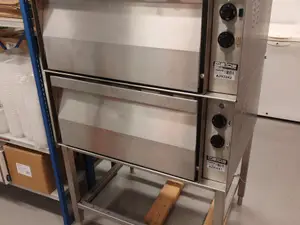 Suurkeittiön uuni.