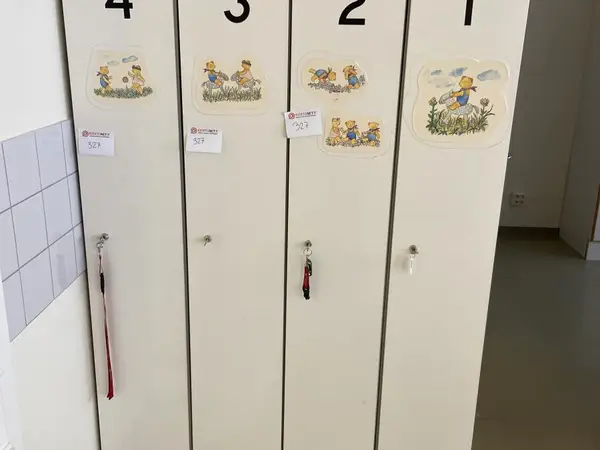 Vaatekaappi 4 kpl (nro 327) tila E2 Kipupoliklinikka 166
