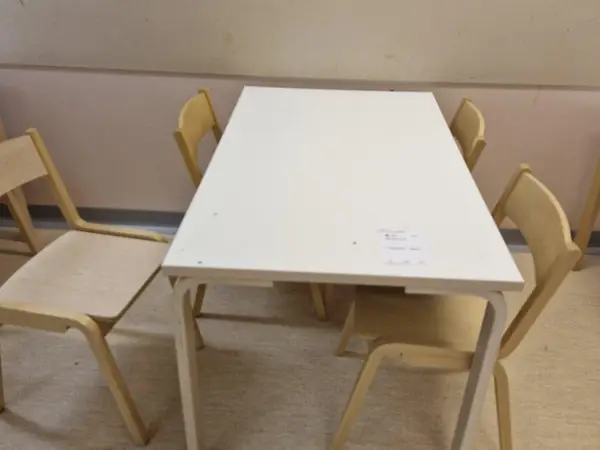 Pöytäryhmä (nro 258) tila 1. Huone 26