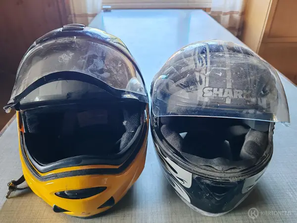 Kaksi (2) käytettyä kypärää. Ski-Doo Advanced Tec Modular ja Bombardier. nro PR 21