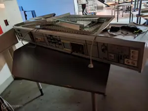 Elektroniikkapöydän yläosa 2