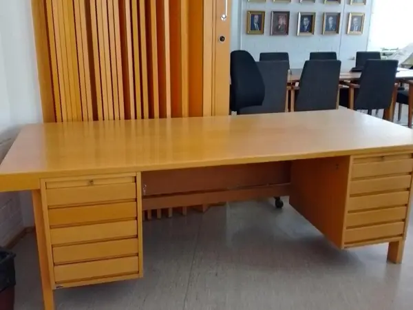 Myydään massiivinen, järistyksen kestävä, johtajatason pöytä