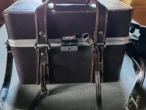 Vintage-mallinen kovapohjainen kameralaukku / varustelaukku ja kamera. nro PR 20