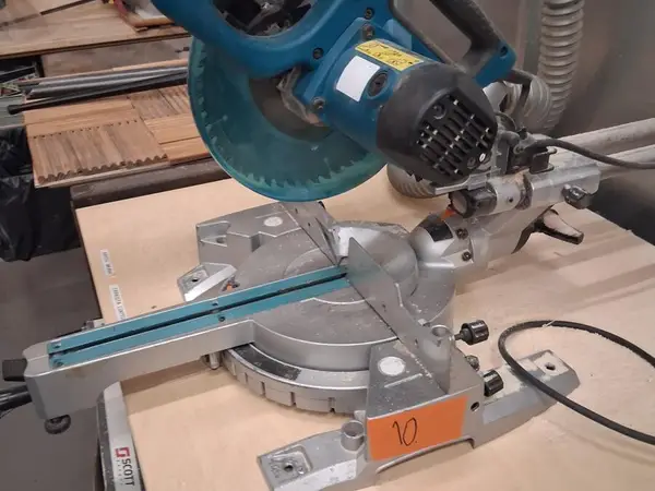 #010 Katkaisusirkkeli Makita LSO815FL