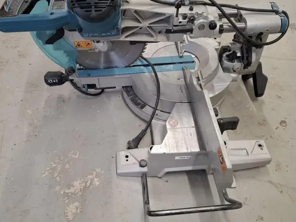 Katkaisu-ja jiirisaha Makita LS1016L