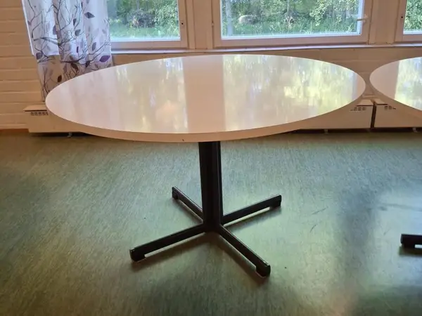 2. Pyöreä pöytä halkaisija 125 cm korkeus 73cm