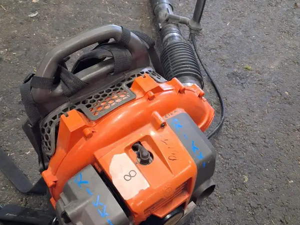 Husqvarna polttomoottori lehtipuhallin.