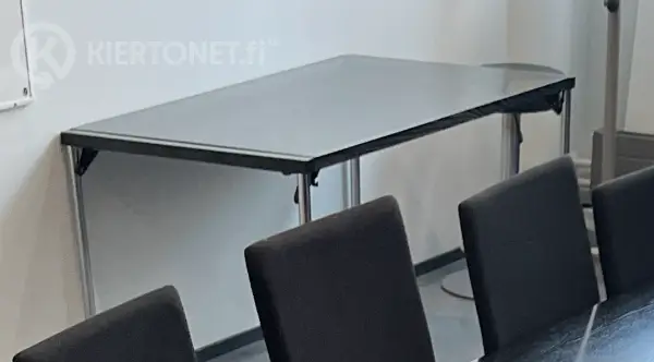 Kapeampi musta pöytä #1