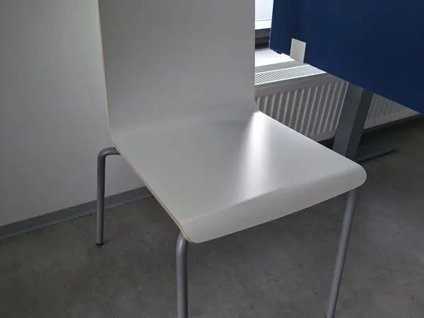 Metallijalkainen vanerituoli