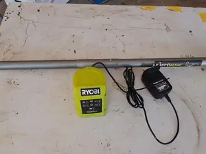 Ryobi RLT1825M -akkuruohotrimmeri ja laturi. nro KH89