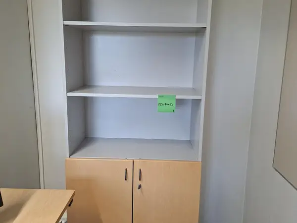 Isku kirjahylly lukittavalla kaapilla