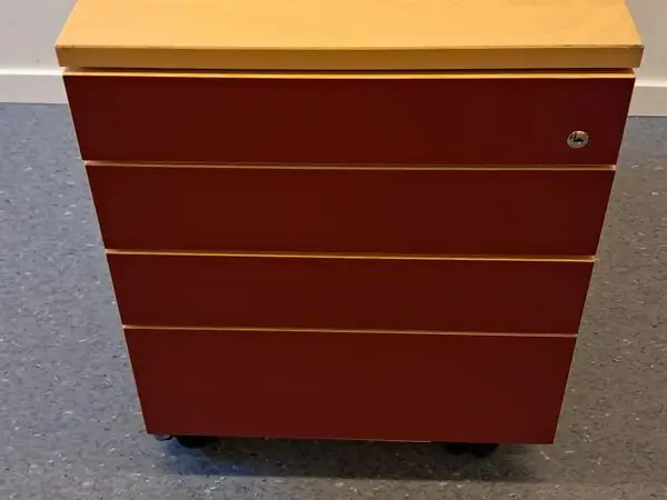 Laatikosto pyörillä (nro 122/48)